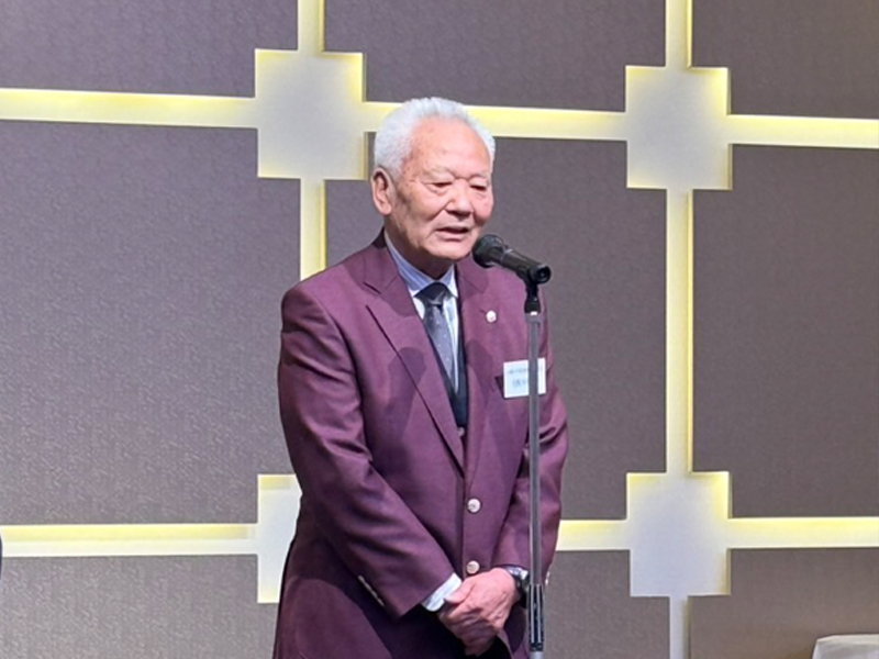 乾杯の発声前に挨拶する加納 XX様