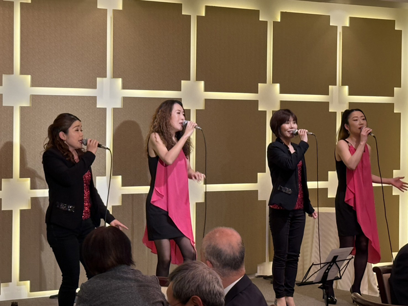 会場を盛り上げたボーカルグループ「横濱シスターズ」